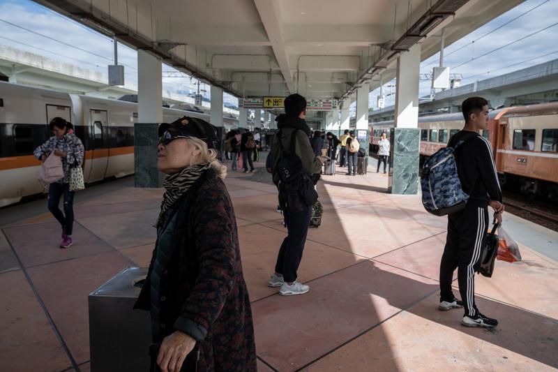 【體制篇】台鐵財務失速列車：1人當2人用，每天一開門就賠400萬