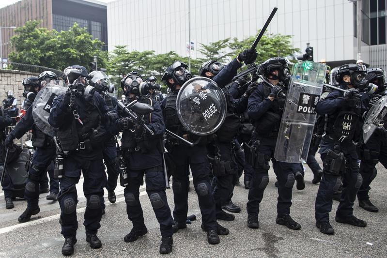 當「警察城市」變為現實──警、黑、藍全方位圍城，香港已成孤島