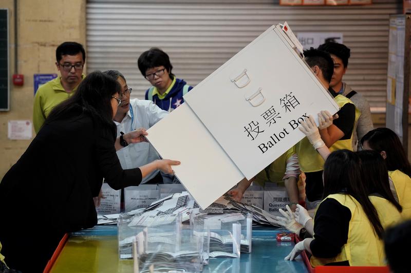 區議會選舉後，只有黃藍的香港將往哪處走？