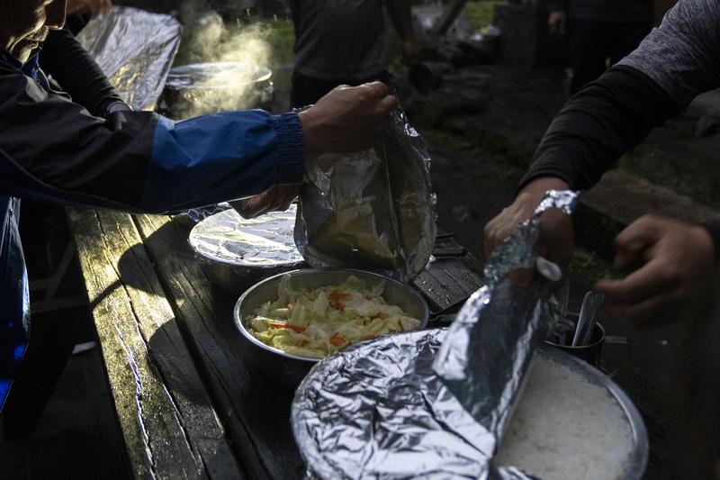 登山客廚餘改變山林：台灣黑熊頻闖山屋，酒紅朱雀膽固醇飆高