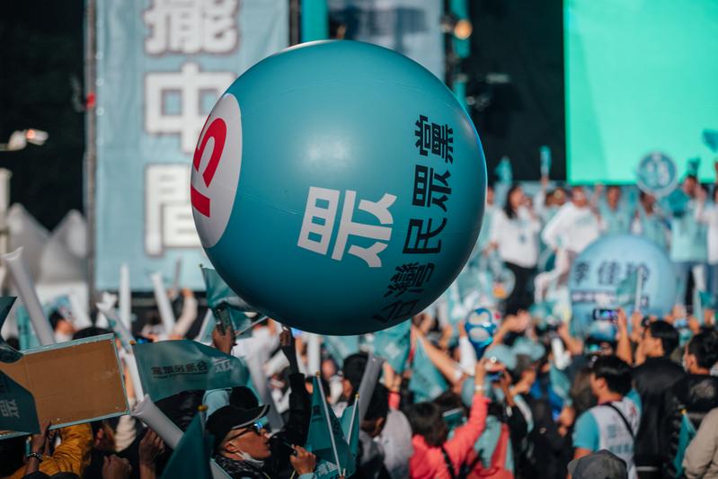 台灣民眾黨在投票前一晚的造勢晚會。(攝影/余志偉)