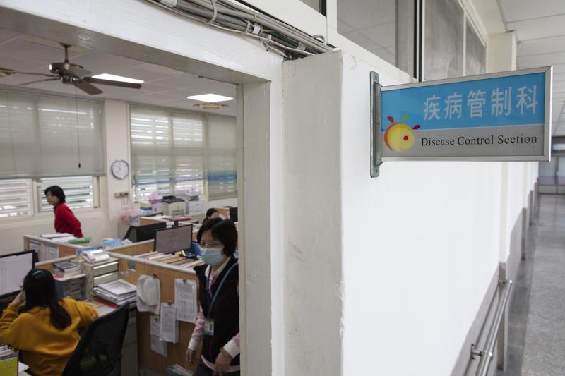 The Disease Control Division at Changhua’s Bureau of Health calls people in home quarantine twice a day. (Photo: Yang Tzu-lei，楊子磊)