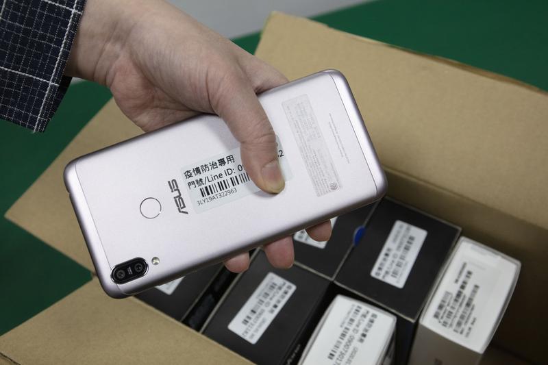 Taiwan’s government provides over 2,000 cell phones dedicated to communication during quarantines. As the pandemic goes on, this practice might be adjusted. (Photo: Yang Tzu-Lei，楊子磊)