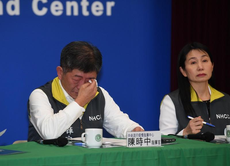 On the night of February 3, the first charter flight carrying Taiwanese businesspeople arrived from Wuhan. Three of them were sent to isolation rooms, one of which was confirmed positive for the coronavirus. Health Minister and CECC Commander Chen Shih-Chung (陳時中，left) shed tears when he announced the news. He said the confirmation was heart-wrenching and pledged to help people who have contracted the virus. (Photo: CNA / Shih Tsung-Hui，中央社／施宗暉) 
