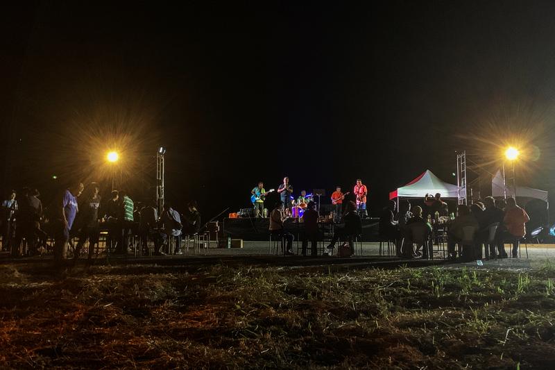 2019年9月在知本溼地舉辦的音樂晚會，族人在台上為守護傳統領域彼此加油打氣。（攝影／林莉庭）