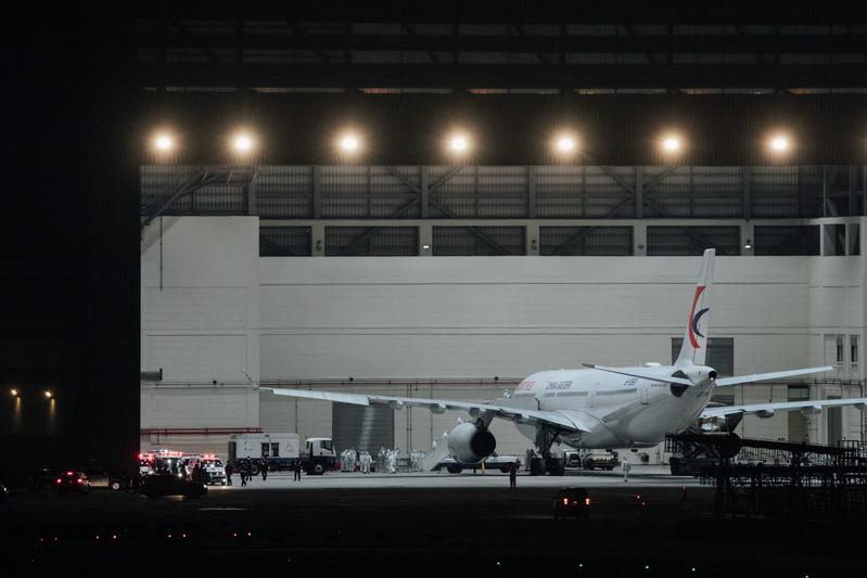 滯留於武漢的台商搭乘中國東方航空包機3日深夜抵台，於機棚內進行檢疫。（攝影／余志偉）