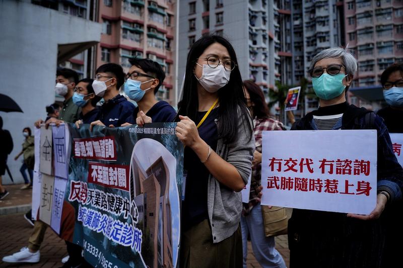 香港民眾在天水圍遊行，抗議政府強行選定指定診所。（攝影／劉貳龍）