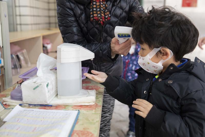 台灣全國高中以下學校及公立幼兒園將於2月25日開學，校園防疫措施加緊進行。（攝影／王容慧）