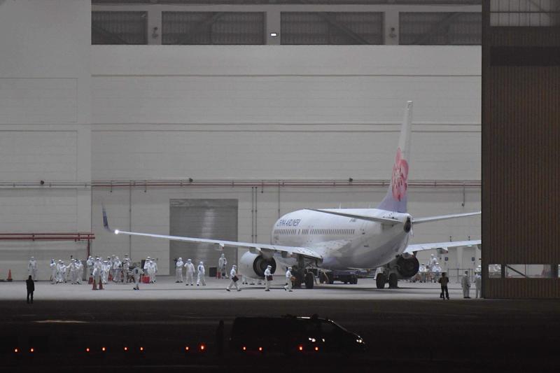 台灣接回鑽石公主號旅客的華航包機於21日晚間9點48分降落桃園國際機場，共接回20人。機上乘客全身著防護衣、戴口罩、護目鏡，下機後隨即進行檢疫。photo credit：楊子磊