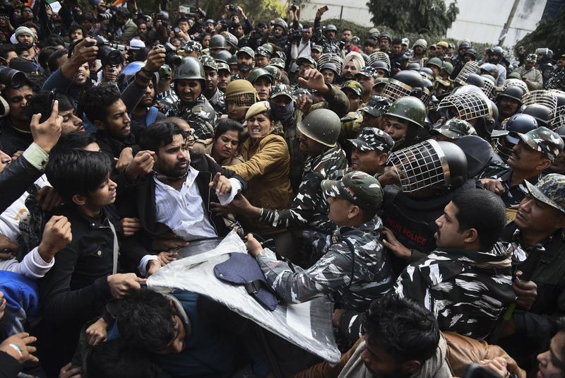 2月10日在新德里國立伊斯蘭大學（Jamia Millia Islamia University）外發生警民衝突。（攝影／AP Photo／達志影像）
