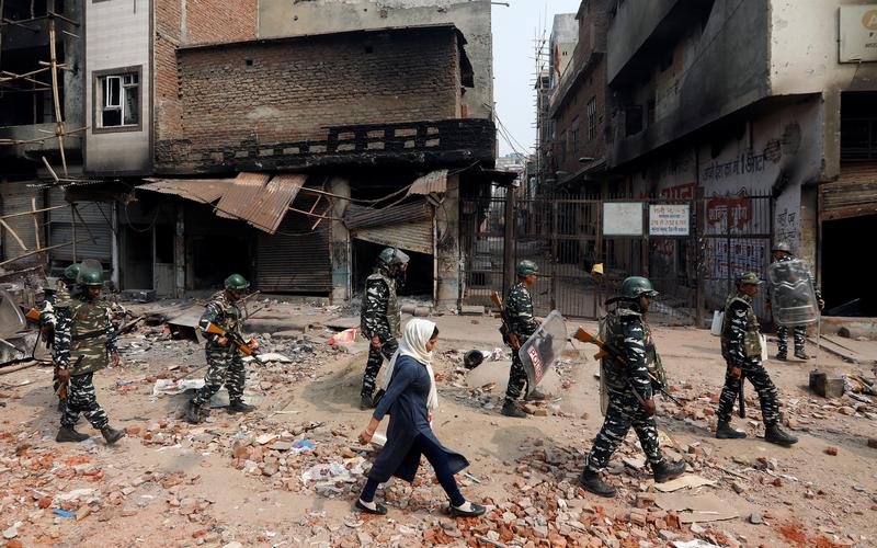 2月26日，安全部隊在暴動焚燒過後的新德里街區巡邏。（攝影／REUTERS／Adnan Abidi／達志影像）