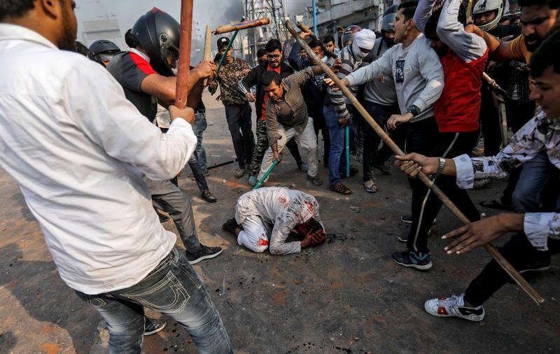 2月24日在新德里爆發的嚴重衝突中，印度教徒攻擊穆斯林。（攝影／REUTERS／Danish Siddiqui／達志影像）