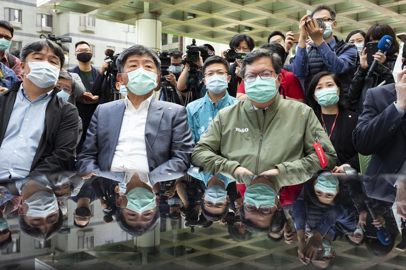 陳時中29日視察了桃園醫院以及台北榮總，逐一檢視醫院內的進出動線規劃、負壓隔離病房等防疫措施。