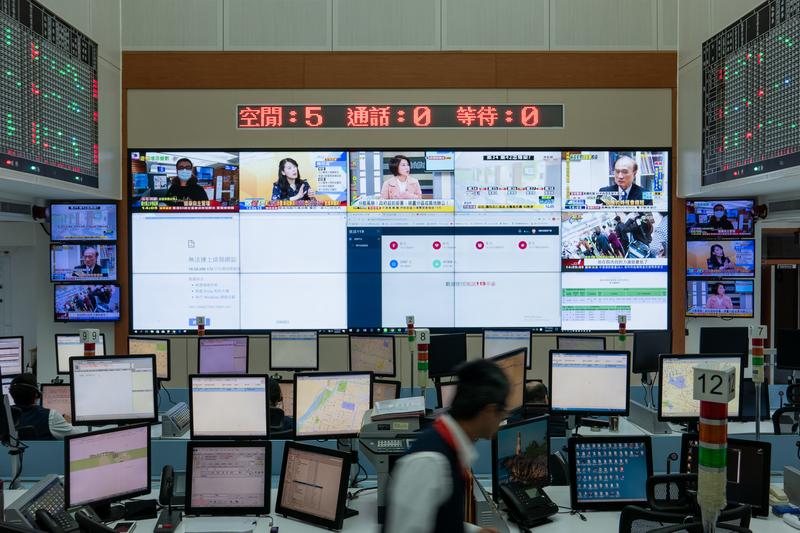 台北市消防局救災救護指揮中心，除了大型螢幕隨時關注新聞及疫情動態，每位派遣員面前有6個螢幕，顯示救護車待命、地圖定位等資訊。（攝影／陳曉威）