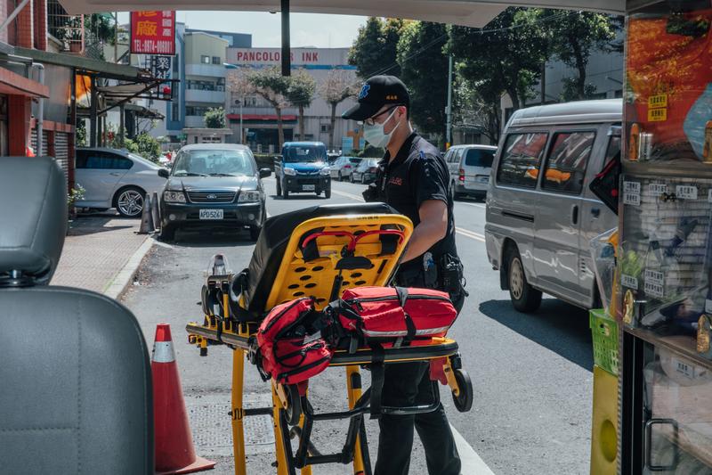 119只負責緊急醫療；醫療院所的救護車僅負責少數院際轉送；跨醫院的救護運送，幾乎都以民間救護車為主。防疫工作千頭萬緒，民間救護車形同「防疫孤兒」。（攝影／余志偉）