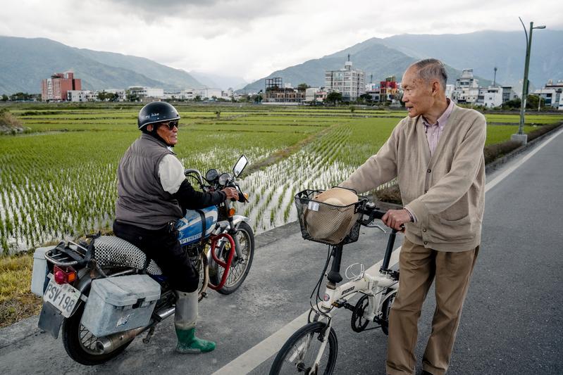 周經凱（右）走在池上鄉間道路，沿路迎來鄉民親切的笑臉，招呼聲不絕於耳。（攝影／蘇威銘）