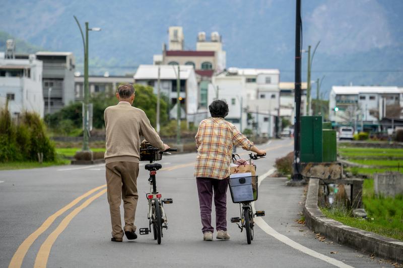 Chou Ching-kai, now retired, and his wife walk home side by side along the road in Chishang Photo: Su Wei-ming (蘇威銘)
