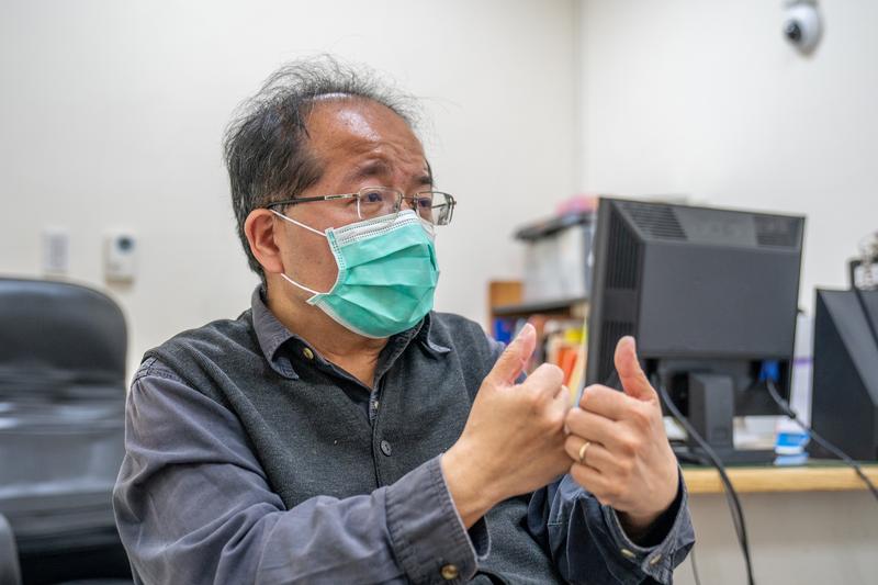 Psychiatrist Yang Chi-hsien brought the American CDC experts to the restricted area during the quarantine of Heping Hospital. Photo: Su Wei-ming (蘇威銘)
