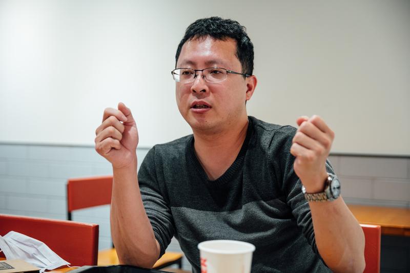Since his experience under quarantine, Lin Bing-hung has been constantly bringing up what he sees as structural problems within the health system. He points out that unreasonable pricing by the NHI has led hospitals to cut costs by squeezing manpower and focusing on performance metrics. Photo: Hsu Chi-wei (余志偉)
