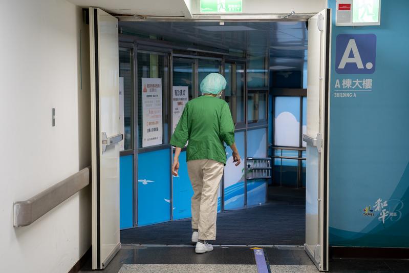 Heping Hospital Building A is seen from the corridor connecting it to Building B, where SARS patients were concentrated during quarantine. Photo: Su Wei-ming (蘇威銘)