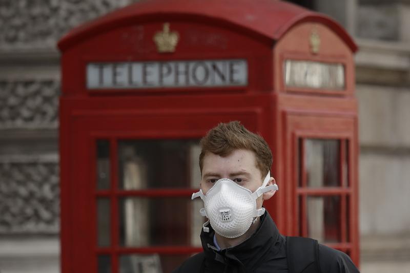 圖為在英國戴著口罩的民眾。(攝影/AP Photo/Matt Dunham/達志影像)