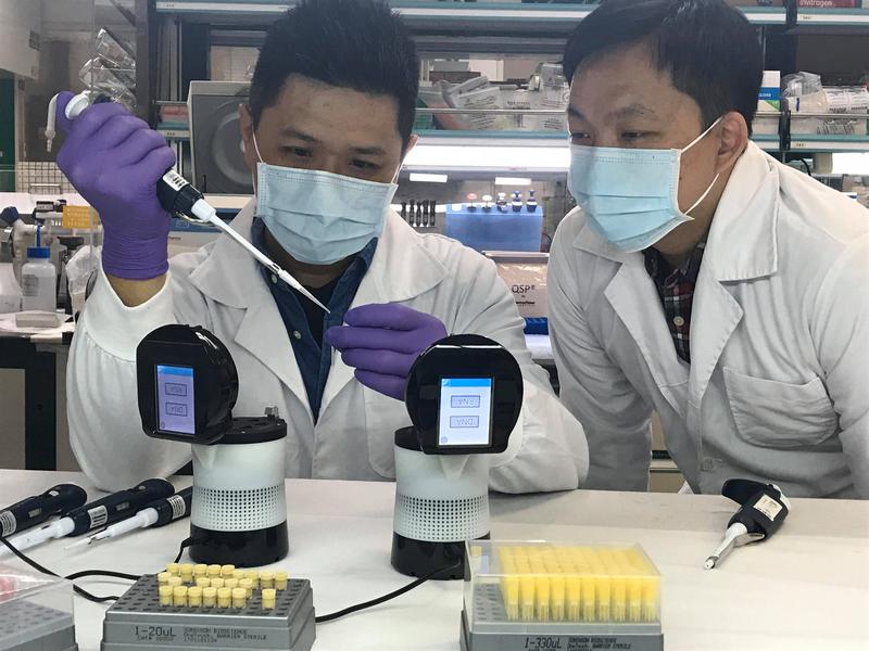 工研院研發的「手持核酸分子快篩系統」可望作為台灣快篩的祕密武器，兼顧檢測靈敏度和速度，適合在邊境、社區使用。（照片提供／工研院生醫所）
