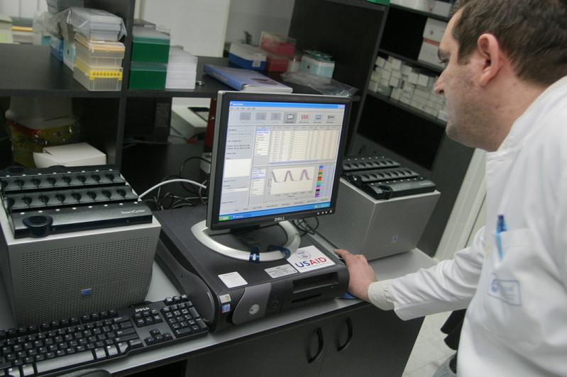 PCR是檢測病毒基因序列的重要工具，靈敏度高；圖為一位醫生正在使用PCR檢測禽流感病毒。（攝影／REUTERS／Stringer／達志影像）