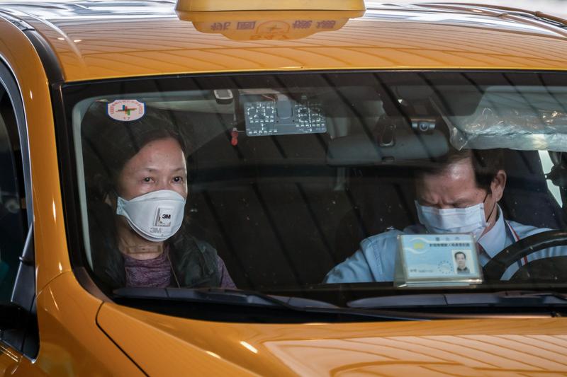 搭乘計程車的乘客如未配戴口罩，計程車司機可拒絕載送。圖為於機場排班之計程車與乘客。（攝影／蘇威銘）
