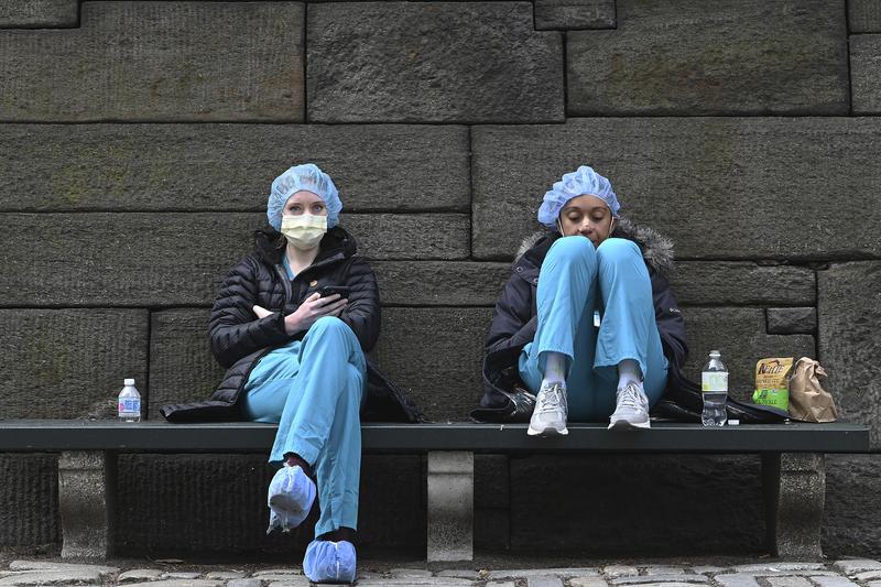 由於口罩短缺，目前愈來愈多醫院僅能限量提供口罩給醫護人員使用。圖為紐約西奈山醫院（Mount Sinai Hospital）外，一群護士正在休息。（攝影／AP Photo／ANTHONY BEHAR／達志影像）