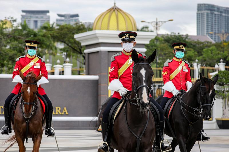 馬來西亞國家皇宮配戴口罩的皇家衛隊。（攝影／REUTERS／Lim Huey Teng／達志影像）