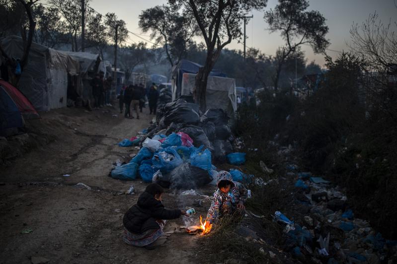 列斯伏斯島（Lesbos）上的摩利亞（Moria）難民營，是希臘難民人數最多、情況最為嚴峻的難民安置地。（攝影／AP Photo／Angelos Tzortzinis／達志影像）
