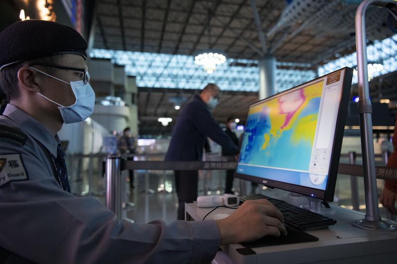 桃園國際機場的紅外線體溫監測措施。（攝影／楊子磊）