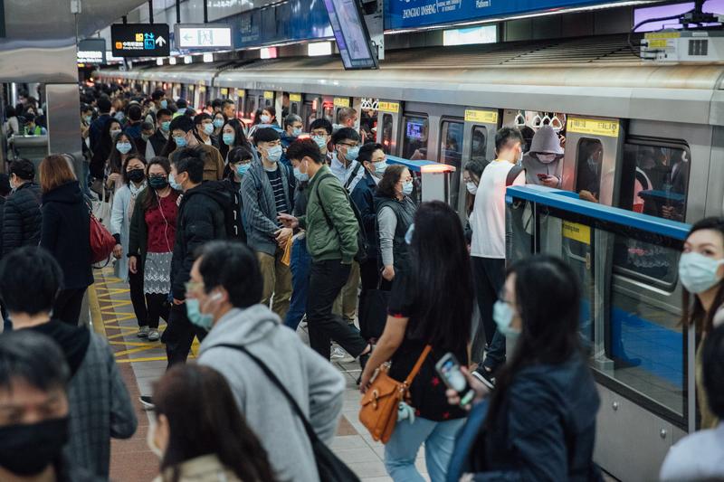 目前搭乘台北捷運的乘客必須配戴口罩。謝英恆提出，若台灣持續沒有本土案例，可以調整回「人多地方建議配戴、但不強制」。（攝影／余志偉）