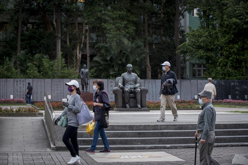 葉金川認為，民眾繼續做好基本的3個防疫：勤洗手、戴口罩、維持社交距離，就可以安心上街。圖為在國父紀念館週邊休閒的民眾。（攝影／林彥廷）