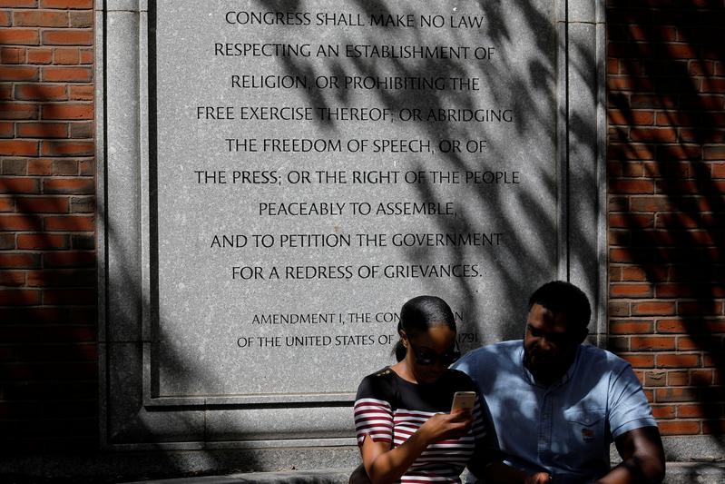 保障言論與新聞自由的美國《憲法》第一修正案雋刻在波士頓聯邦法院外牆上。（攝影／REUTERS／Brian Snyder／達志影像）