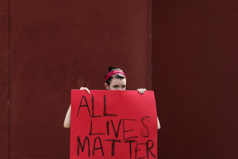 在一場BLM（Black Lives Matter）示威運動現場，一名參與者手持標語。（攝影／REUTERS／Adrees Latif／達志影像）