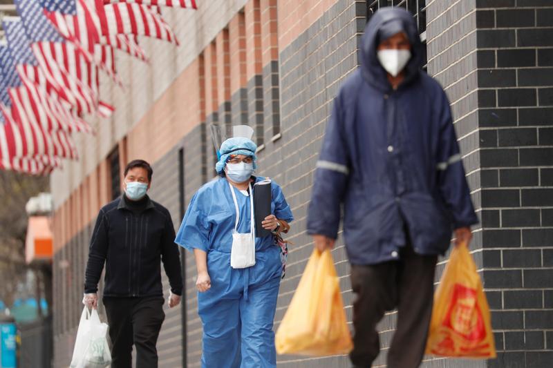 紐約艾姆赫斯特醫院（Elmhurst Hospital Medical Center ) 外一名身著個人防護裝備的醫護人員。（攝影／REUTERS／Lucas Jackson／達志影像）