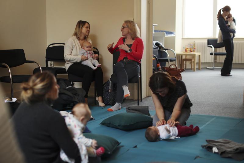 一名助產士向新科媽媽們講述育嬰經驗。（攝影／AP Photo／Francisco Seco／達志影像）