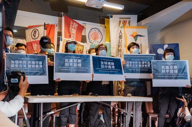香港邊城青年、台南香港關注組、台灣公民陣線等台灣公民團體召開記者會，呼籲蔡政府針對港人來台的庇護措施制定更具體的機制。（攝影／余志偉）