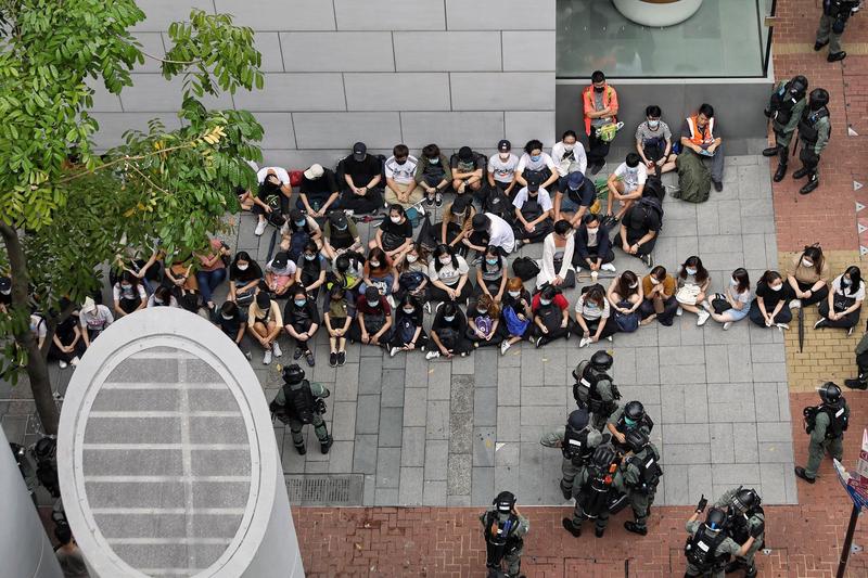 27日上午，香港銅鑼灣希慎廣場附近數十位民眾被警方圍起截查，之後遭到逮捕。（攝影／陳朗熹）
