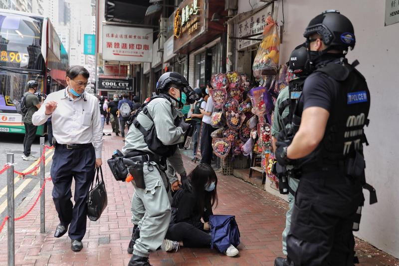 港警在金鐘、銅鑼灣與中環等地駐守大量警力隨機截查、甚至逮捕年輕人。（攝影／陳朗熹）