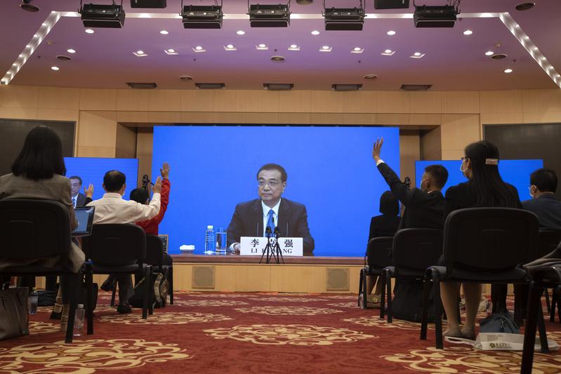 中國國務院總理李克強在下午4點召開中外記者會時，強調《國安法》立法並沒有調整原來中共對「一國兩制」的政策。（攝影／AP Photo／Ng Han Guan／達志影像）