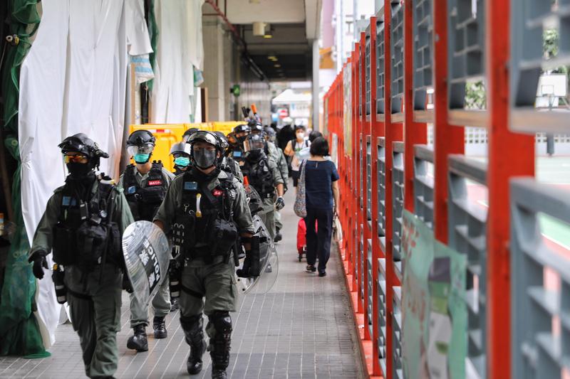 從2019年6月開始，香港警察對反送中抗爭者的鎮壓、監控不斷加重，搭配律政司在法令與控告抗爭者的全面緊縮，香港已然是「警察國家」。（攝影／陳朗熹）