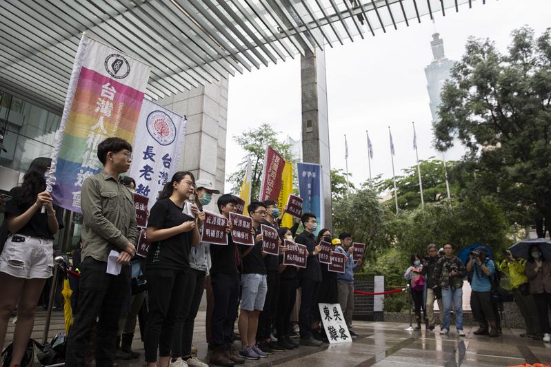 港版《國安法》被通過的同一天，在台灣的「香港邊城青年」等團體召開「反國安惡法！台港青年撐港抗中」記者會，呼籲台灣教育部於平衡防疫考量下，盡速讓香港學生來台復學，並呼籲蔡政府立即明確落實庇護機制。（攝影／王容慧）