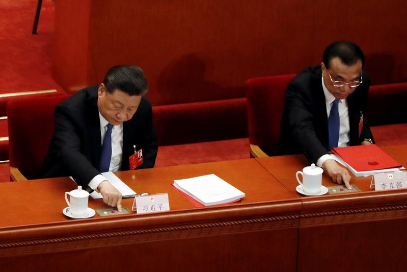 中國人大會議5月28日就香港版《國安法》草案進行表決，國家主席習近平、國務總理李克強在表決時按下同意票。（攝影／REUTERS／Carlos Garcia Rawlins／達志影像）