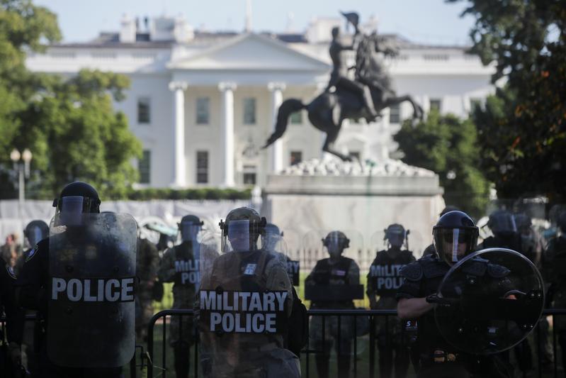 6月1日，華盛頓特區的武裝警察面對抗議隊伍，在白宮附近警戒。（攝影／REUTERS／Jonathan Ernst／達志影像）