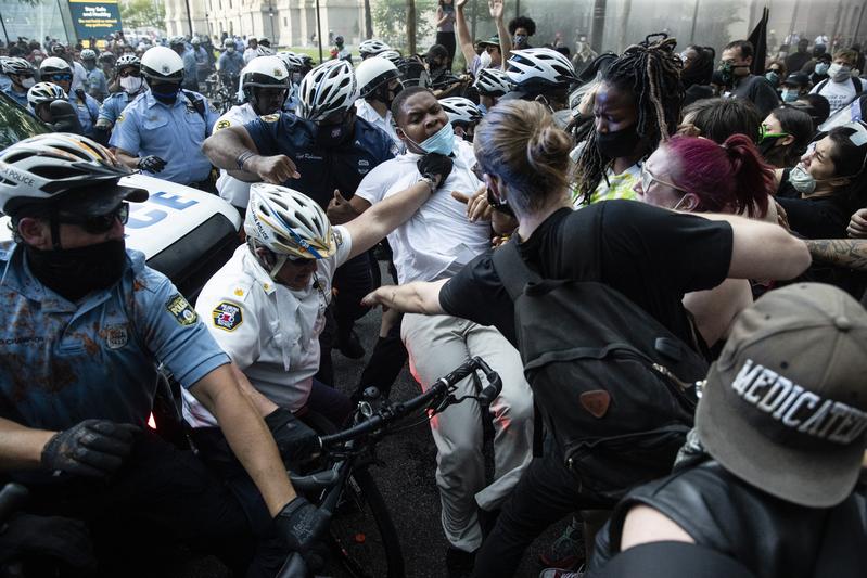 5月30日在費城，抗議者與警方發生衝突。（攝影／AP Photo／Matt Rourke／達志影像）
