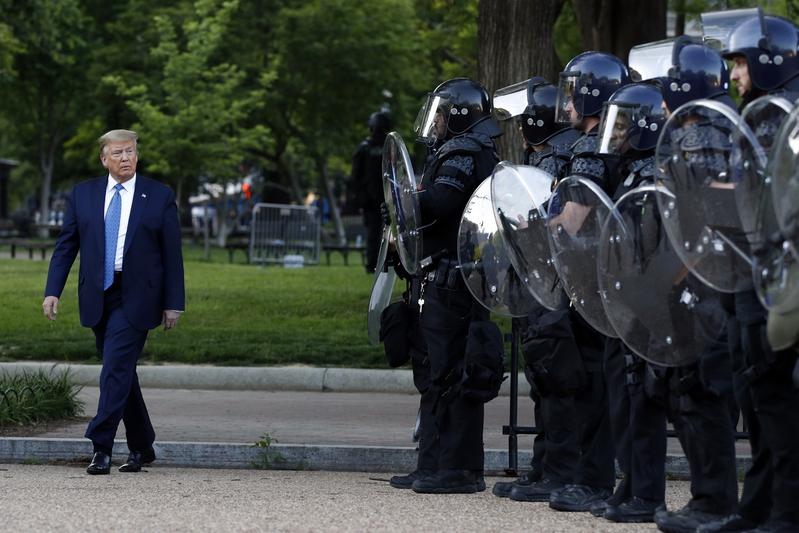6月1日在華盛頓特區，美國總統川普經過在白宮後方拉法耶特廣場戒備的警察隊伍。（攝影／AP Photo／Patrick Semansky ／達志影像）