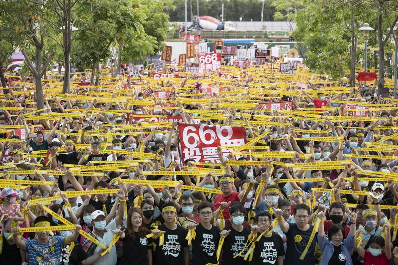 5月30日，罷韓支持者於南岡山捷運站外舉行罷韓演習。（攝影／楊子磊）