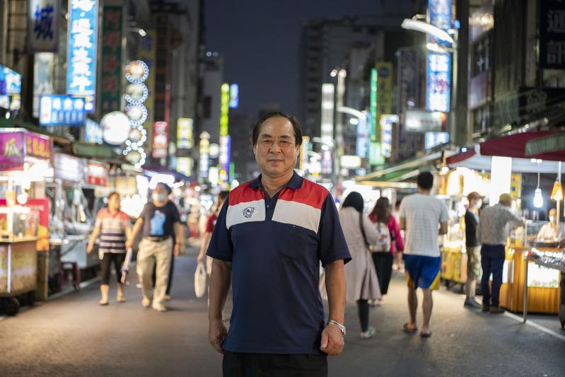 六合夜市管委會主委莊其章原是綠營的死忠支持者，當時隨著選前夜市生意的復甦，在韓國瑜身上看到「發大財」的可能性，選擇投給韓國瑜。（攝影／楊子磊）